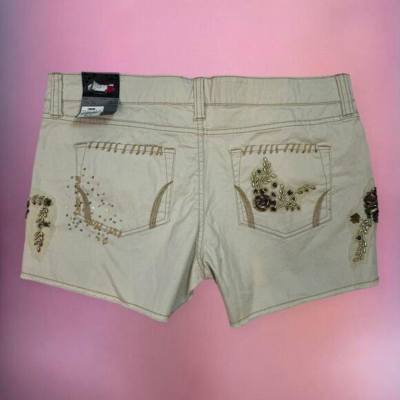 Embroidered, beaded and embellished floral beige shorts with brown details🎀 - Picture 6 of 8